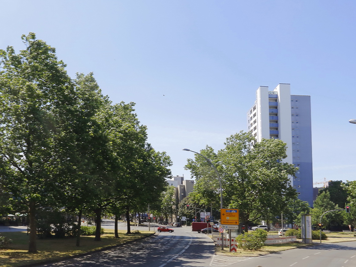 Die Martin-Luther-Strae und rechts die Lietzenburger Strae abgehend von der Kleist Strae in Berlin am 06. Juni 2018.
