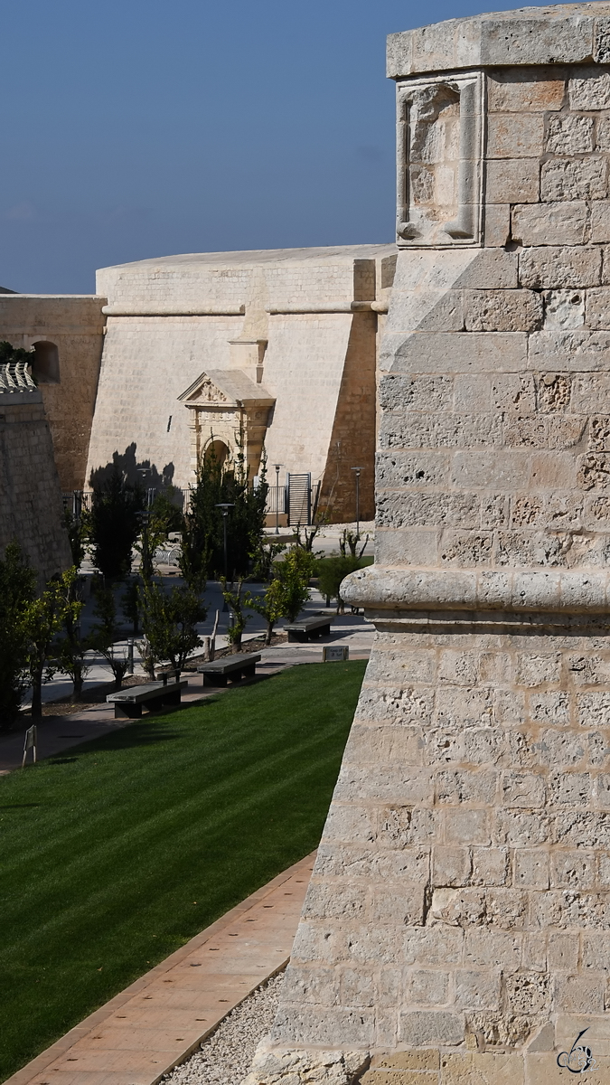 Die massiven Auenmauern der antiken Festungsstadt Mdina. (Oktober 2017)