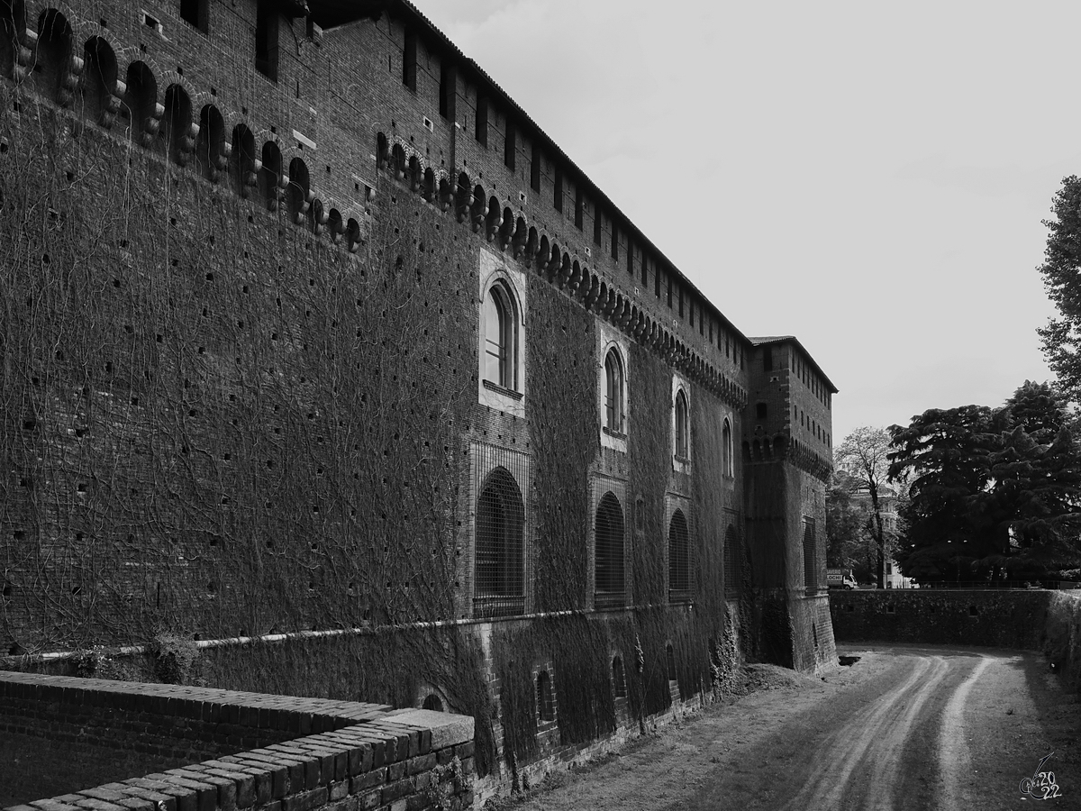 Die massiven Auenmauern des mittelalterlichen Castello Sforzesco. (Mailand, Juni 2014)
