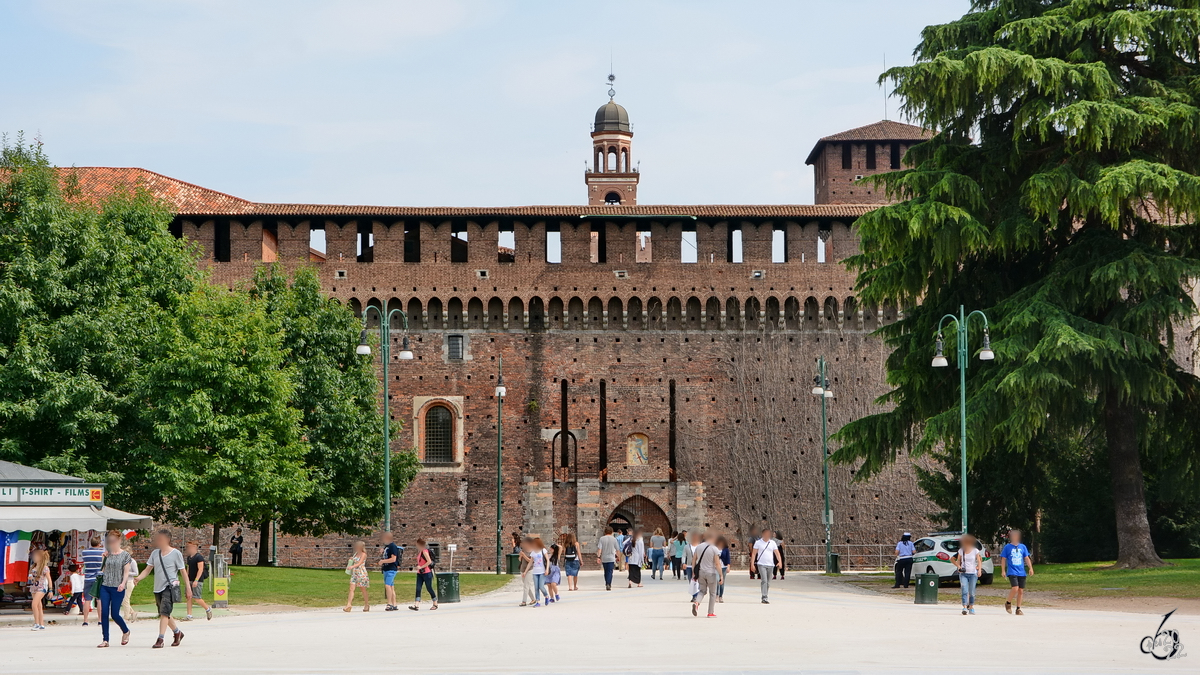 Die massiven Auenmauern des mittelalterlichen Castello Sforzesco. (Mailand, Juni 2014)