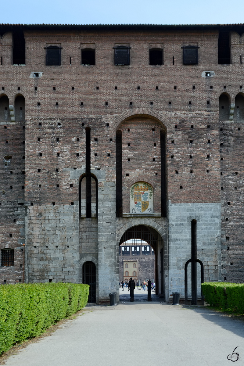 Die massiven Auenmauern des mittelalterlichen Castello Sforzesco. (Mailand, Juni 2014) 