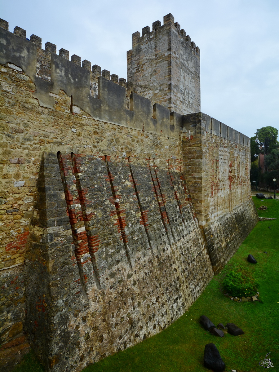 Die massiven Wehrmauern der Festungsanlage Castelo de So Jorge. (Lissabon, Dezember 2016)