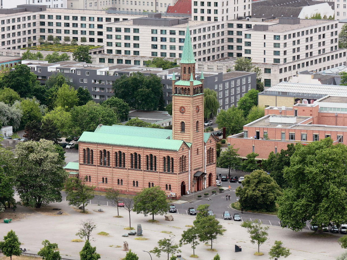 Die Mathikirche gesehen vom Panoramapunkt auf dem Potsdamer Platz 1 in Berlin Mitte am 03. Juni 2015.