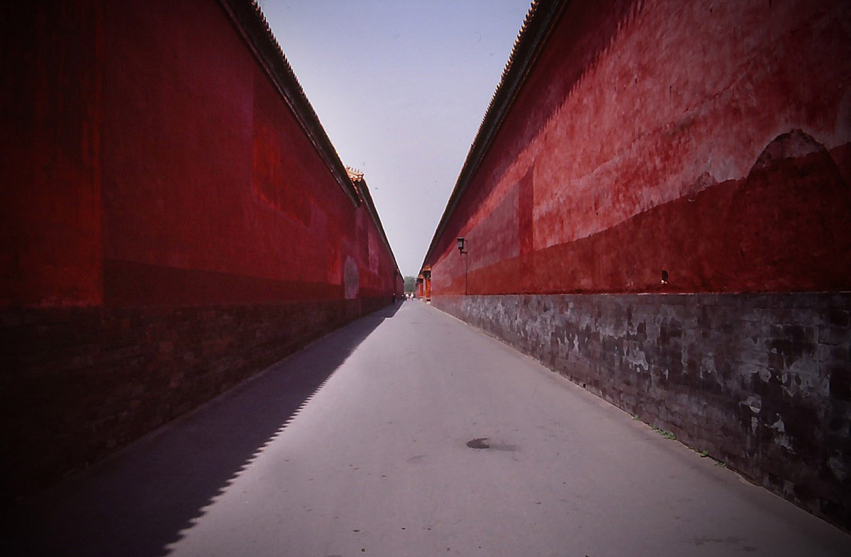 Die Mauer um die Verbotene Stadt in Peking. Aufnahme: Mai 1989 (Bild vom Dia).
