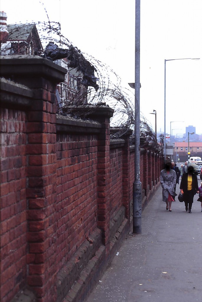 Die Mauer zwischen West-Belfast und Ost-Belfast in Juli 1991 aufgenommen (Foto vom Dia).