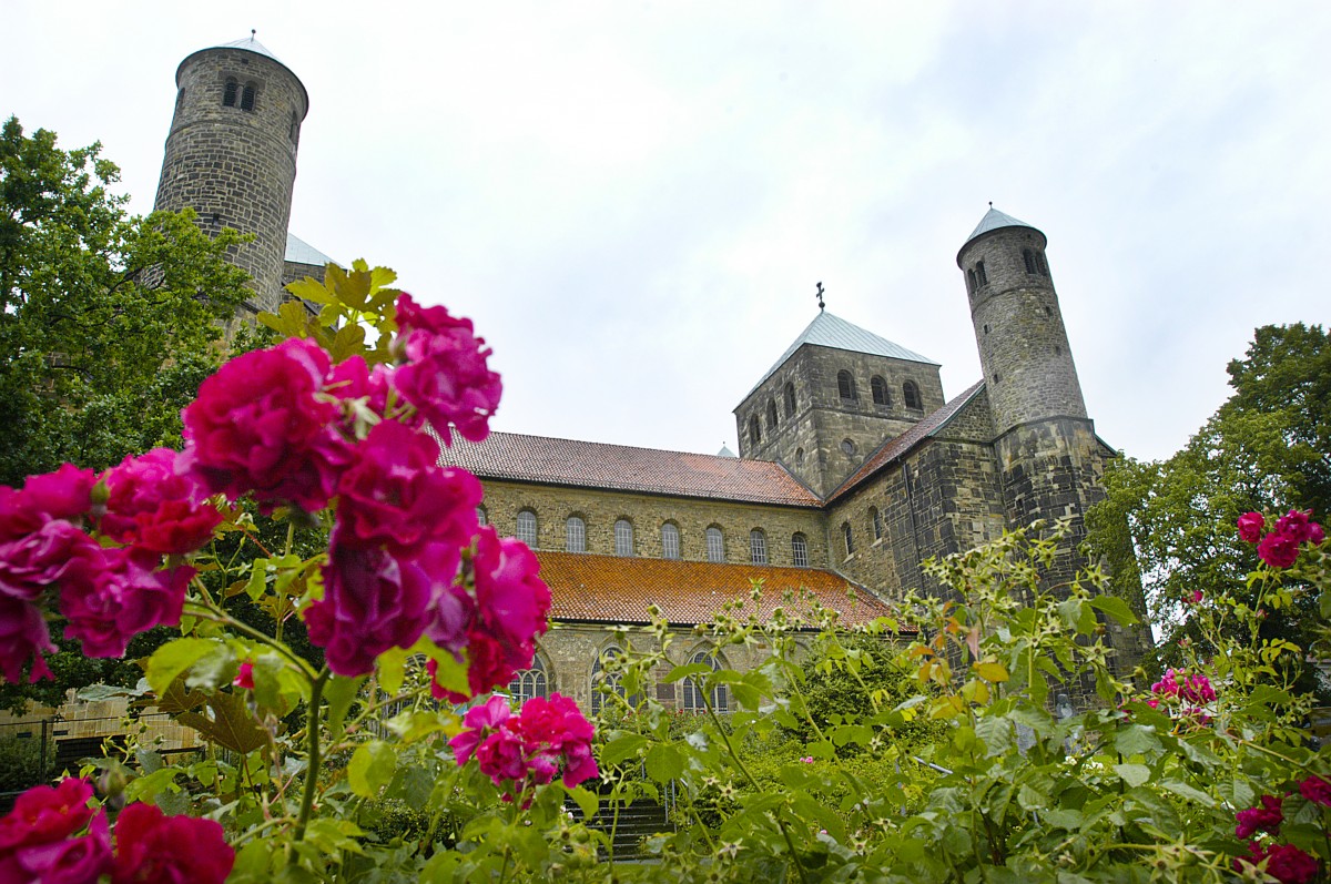 Die Michaeliskirche (auch St. Michaeliskirche oder St. Michaelis) in Hildesheim. Aufnahme: Juli 2007.