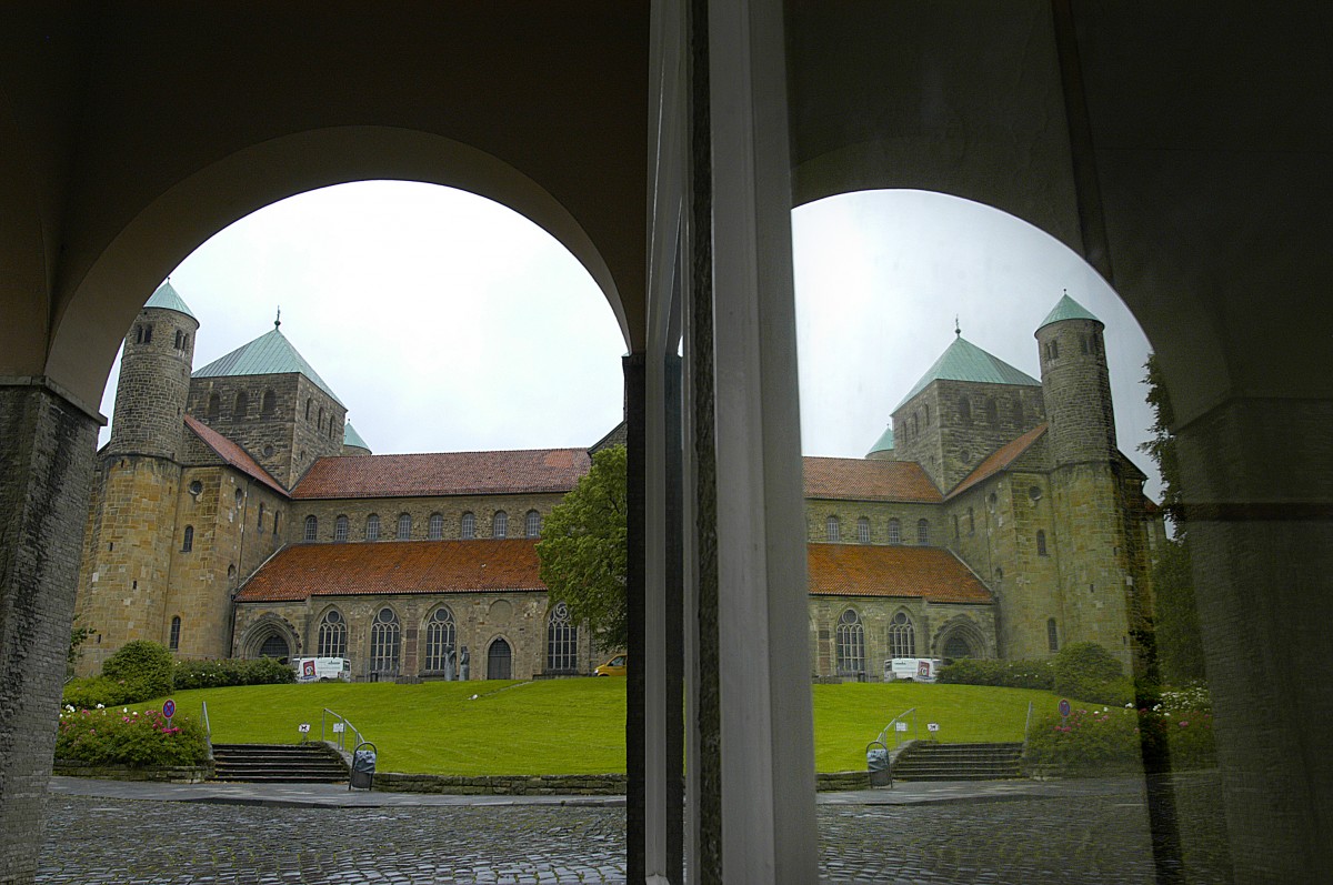 Die Michaeliskirche (auch St. Michaeliskirche oder St. Michaelis in Hildesheim im Spiegelbild eines Schaufensters. Aufnahme: Juli 2007.