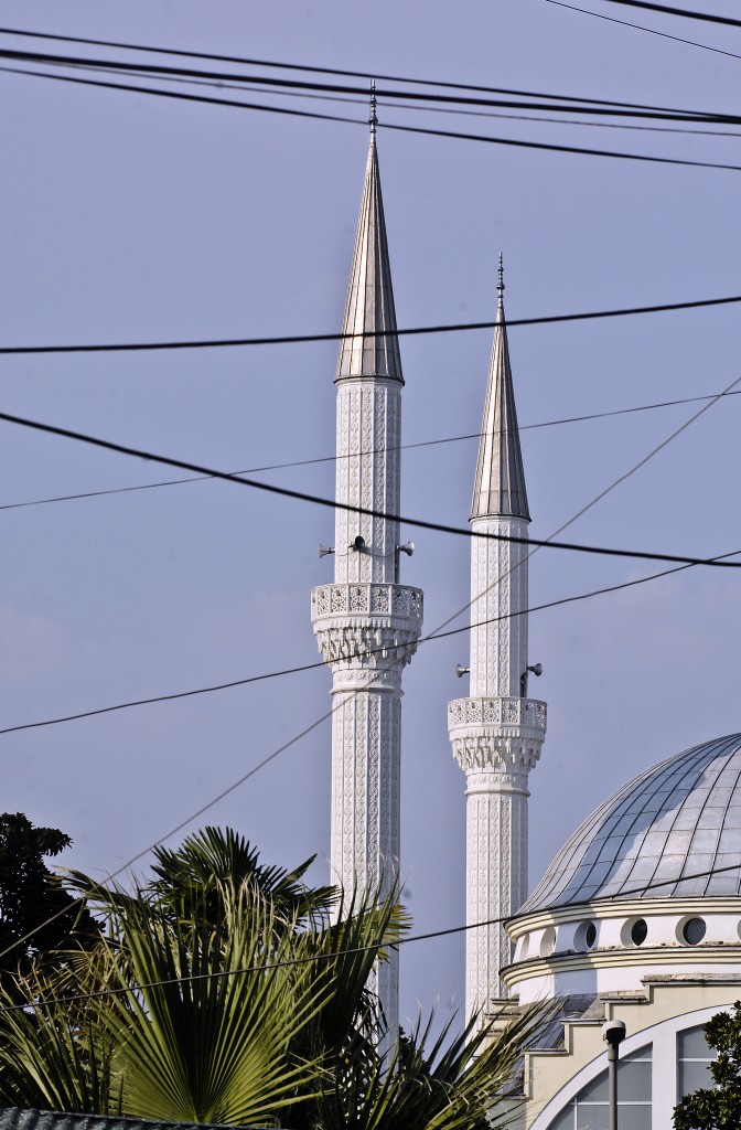 Die Minaretten der Moschee Xhamia Ebu Bekr in Shkodr. Aufnahme: Juli 2012.