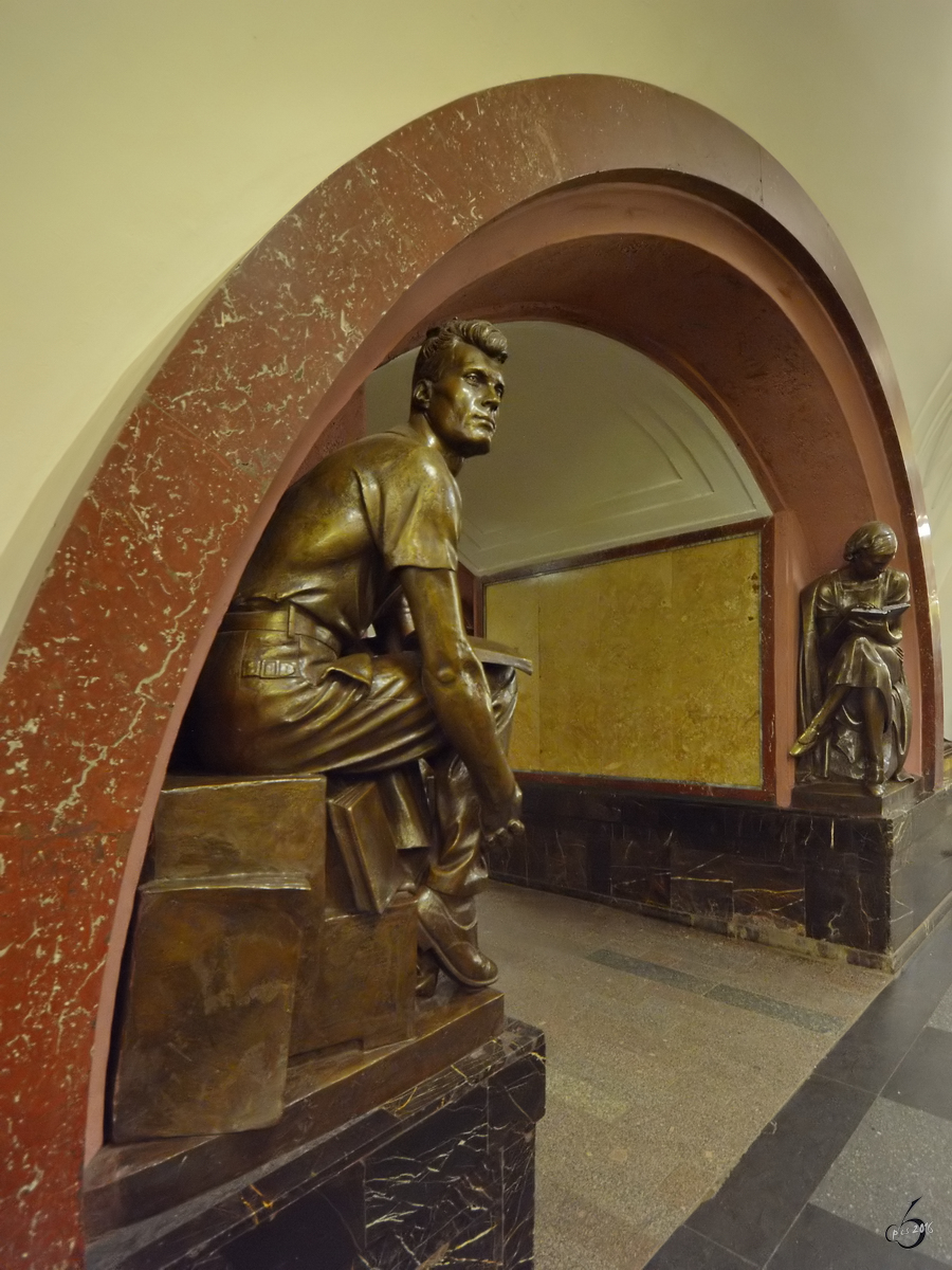 Die mit reichlich Statuen geschmckte Metrostation Ploshchad Revolyutsii. (Moskau, Mai 2016)