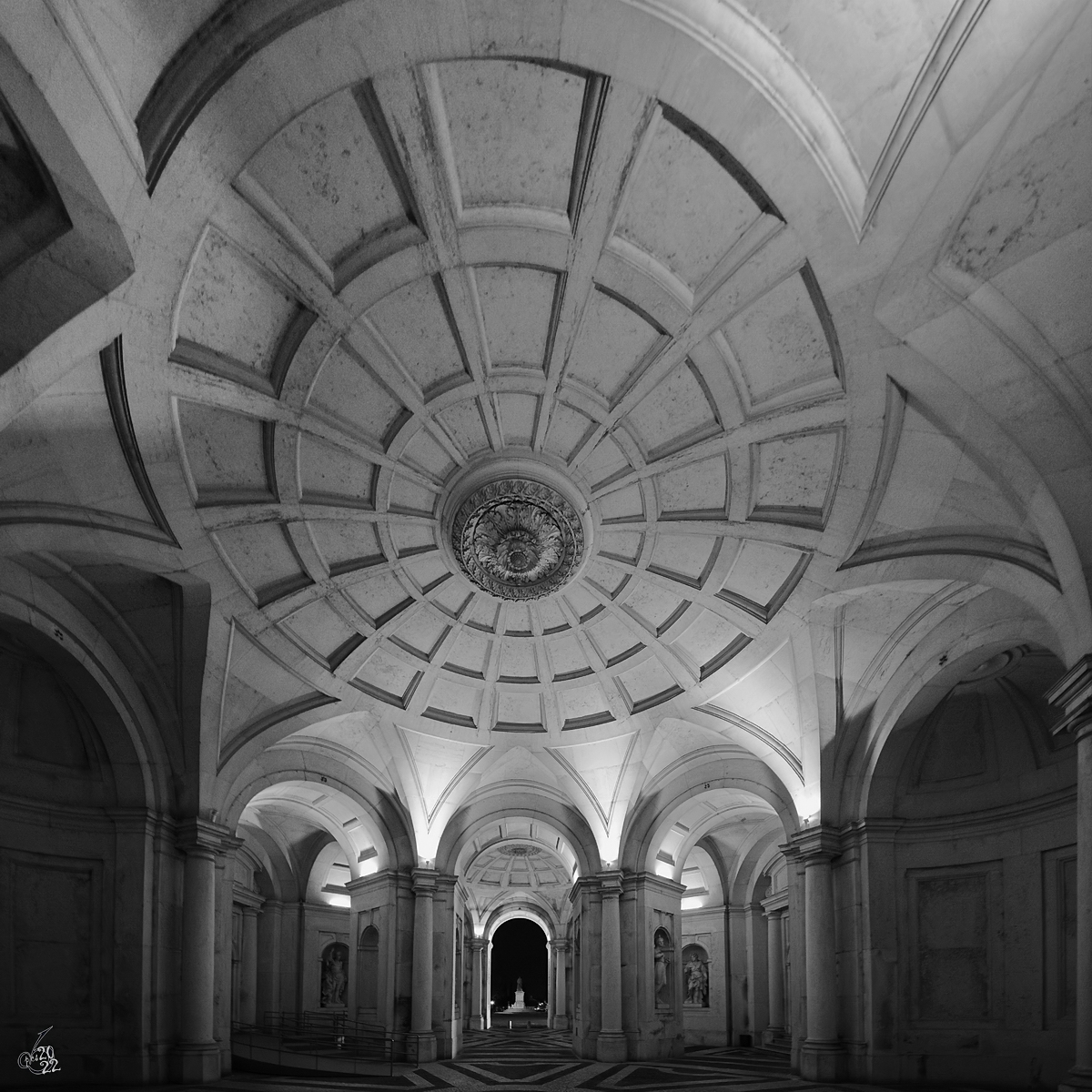 Die mit Skulpturen geschmckten Sulen im Innenhof des Nationalpalastes von Ajuda (Palcio Nacional da Ajuda) in Lissabon. (Januar 2017)