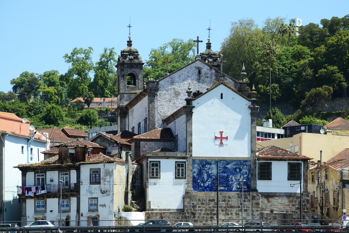 Die mit zahlreichen Azulejo Fliesen geschmckte Pfarrkirche von Massarelos (Igreja Paroquial de Massarelos) steht etwas abseits der historischen Altstadt in Porto. (Mai 2013)