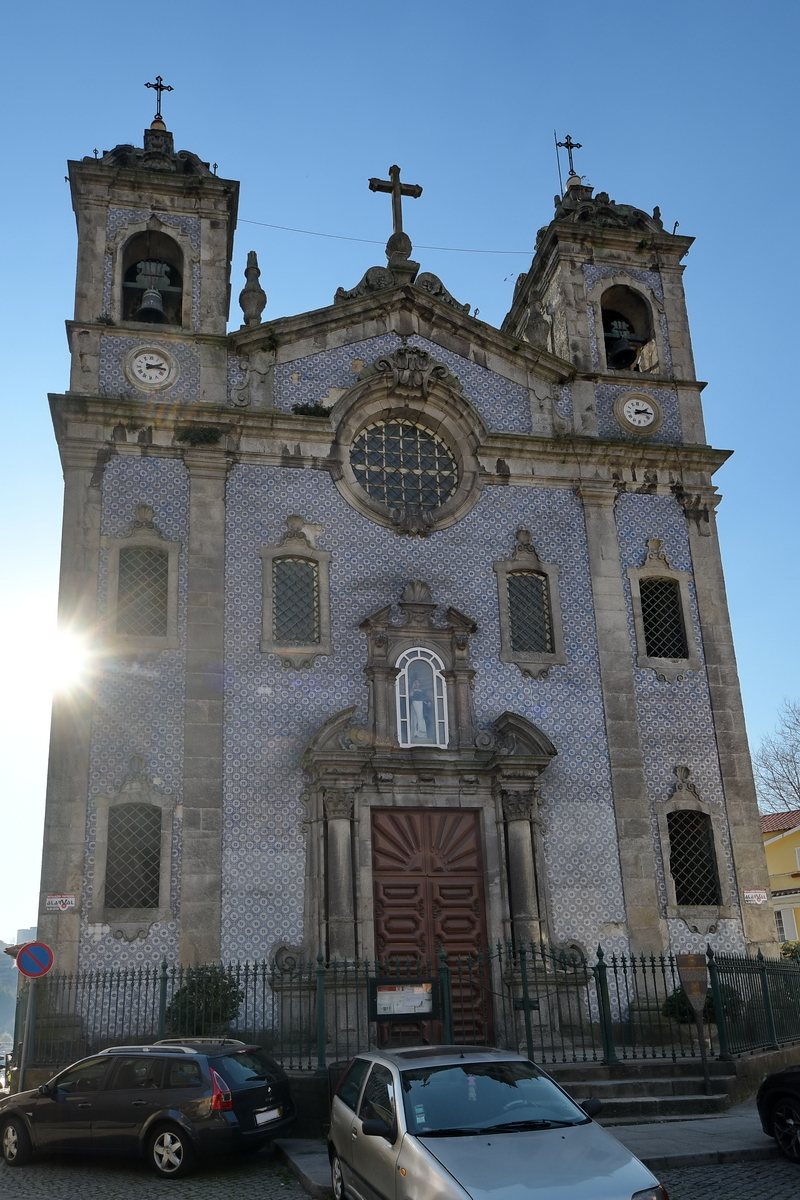 Die mit zahlreichen Azulejo Fliesen geschmckte Pfarrkirche von Massarelos (Igreja Paroquial de Massarelos) steht etwas abseits der historischen Altstadt in Porto. (Januar 2017)