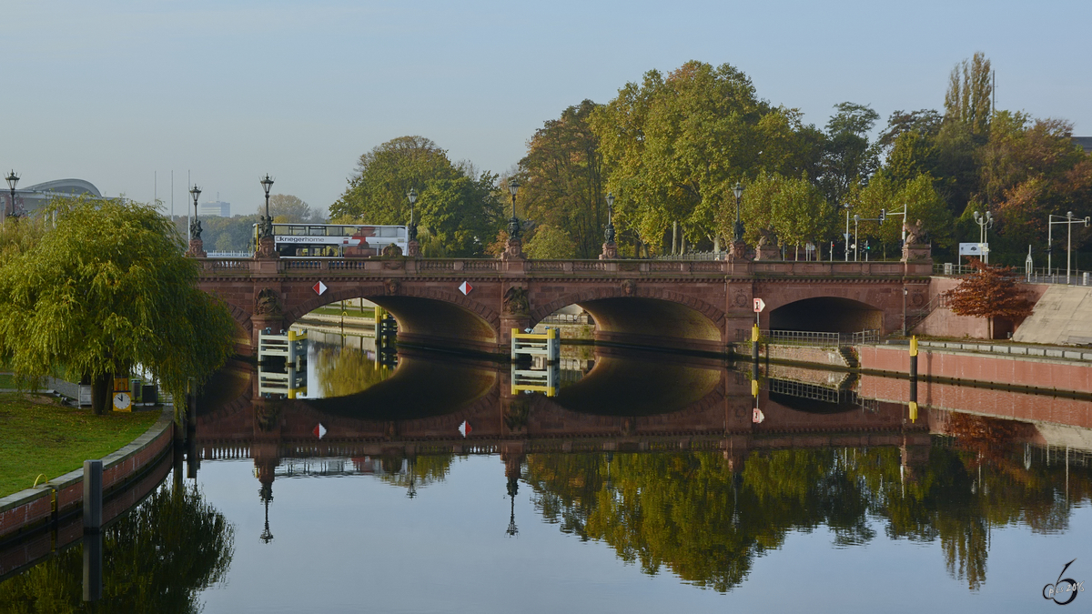 Die Moltkebrcke im Berliner Zentrum. (November 2014)