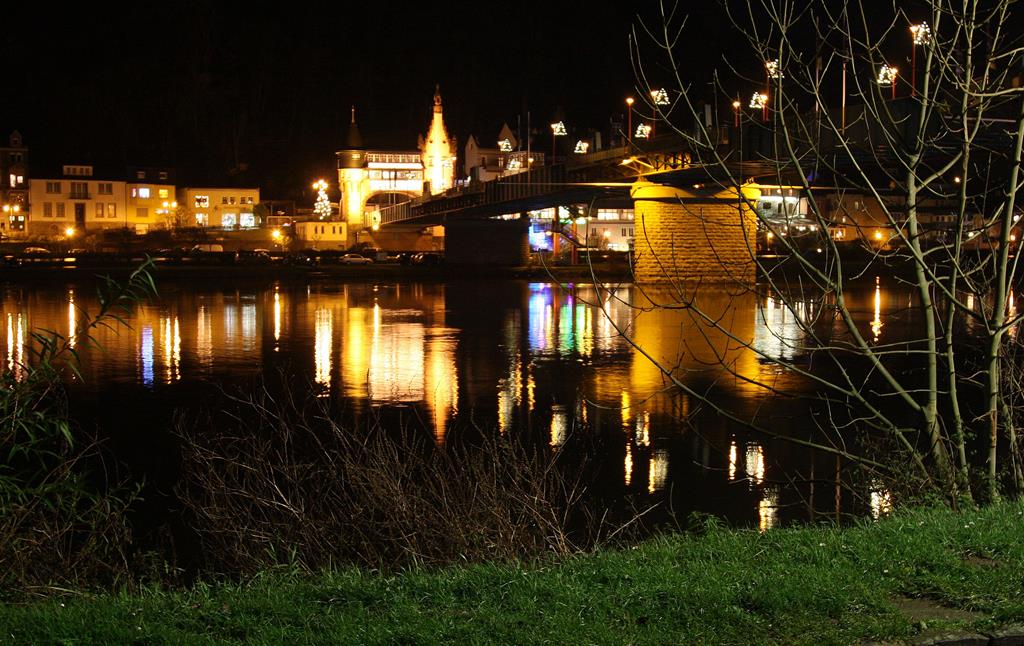 Die Moselbrcke in Traben Trabach nachts am 4.12.2015.