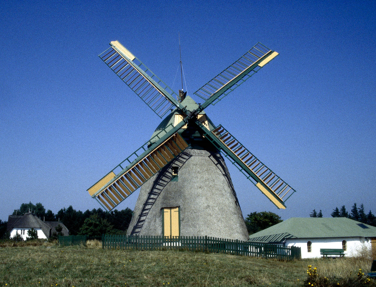 Die Mhle des Amrumer Heimatmuseums, Waasterstigh, Nebel. Bild vom Dia. Aufnahme: August 1999.