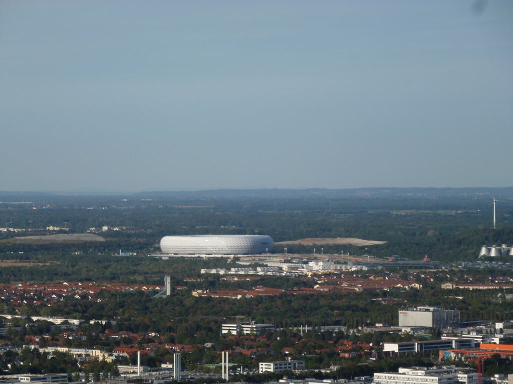 Die Mnchener Allianz Arena in Mnchen / Frttmaning von Olympia Turm im Olympiapark aus fotografiert am 26,08,2015