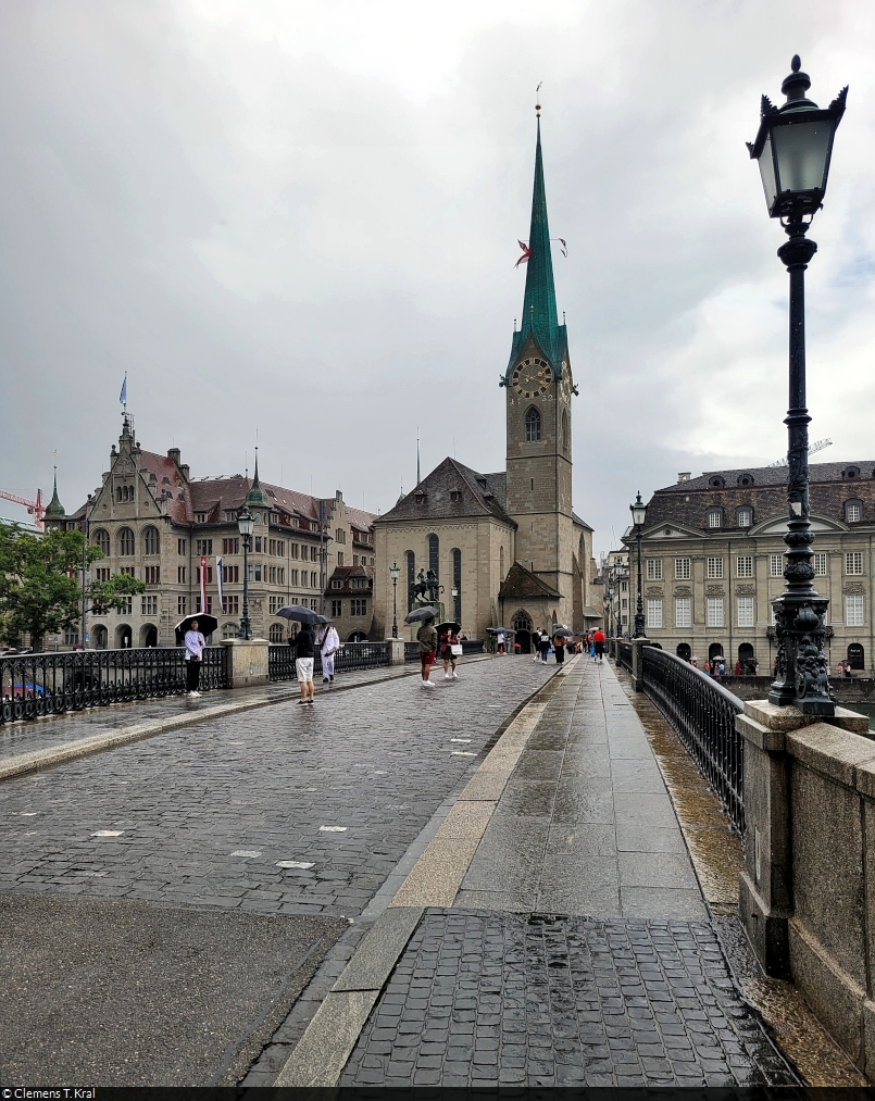 Die Mnsterbrcke in Zrich (CH) trgt ihren Namen vllig zurecht, fhrt sie doch vom Grossmnster zum hier sichtbaren Fraumnster auf der gegenberliegenden Seite der Limmat. Direkt daneben schliet sich das Zrcher Stadthaus an.

🕓 1.8.2023 | 14:20 Uhr