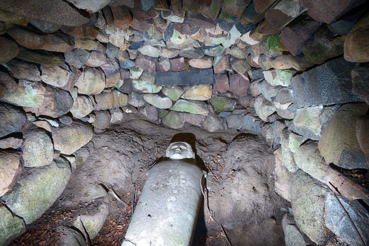 Die Mumiengrotte ist ein Teil des im Auftrag des Kaufmanns Peter Clausen Stuhr angelegten Christiansenparks in Flensburg. Errichtet um etwa 1800, beherbergt sie einen phnizischen Sarkophag aus der Zeit um 360 v. Chr. Aufnahme: 31. August 2020.