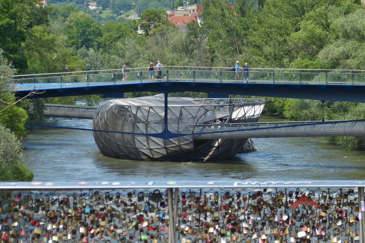 Die Murinsel mitten in der Mur in Graz, ist von beiden Seiten der Mur ber einen Steg zu erreichen, ein kleines Theater und ein Caf kann man hier besuchen. 02.06.2023 