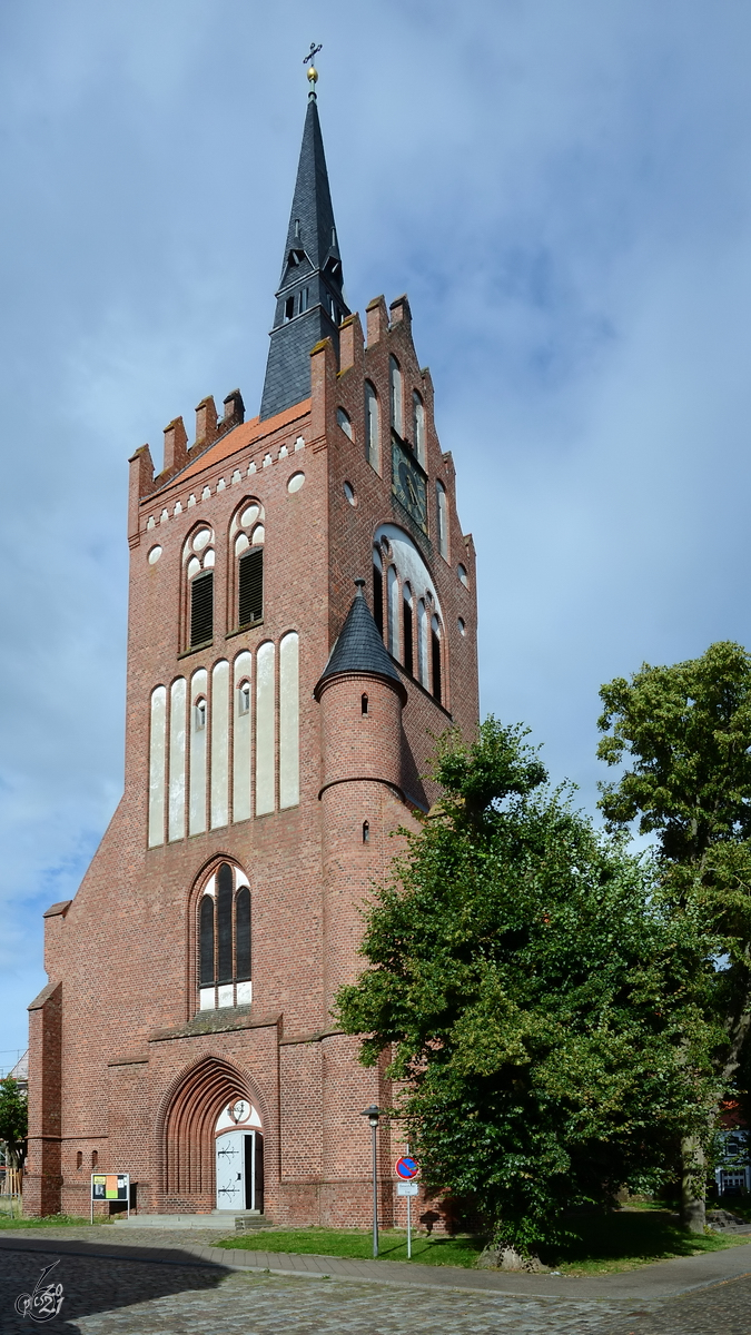 Die nach einem Stadtbrand im Jahre 1475 zerstörte und dann im spätgotischen Stil neu errichtete Marienkirche in Usedom. (August 2013)