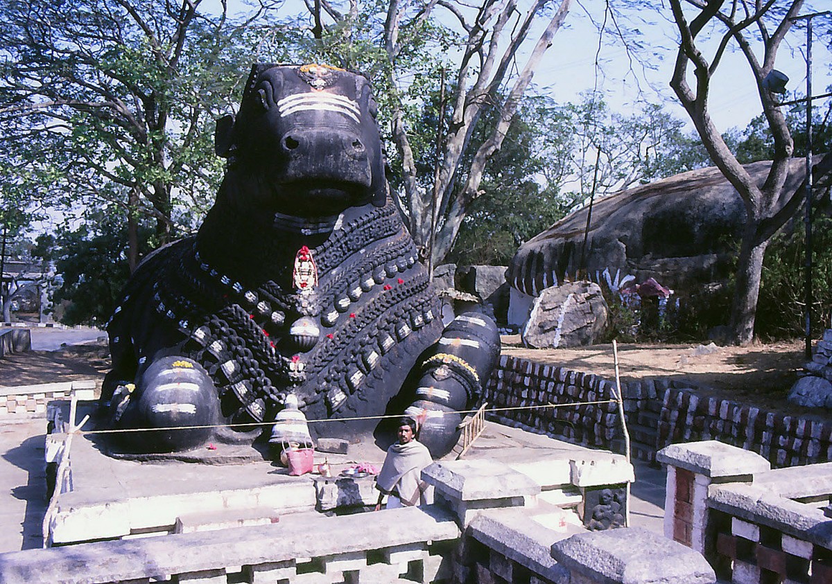 Die Nandi-Statue am Chamundi Hill in Mysore. Aufnahme: November 1988 (Bild vom Dia).