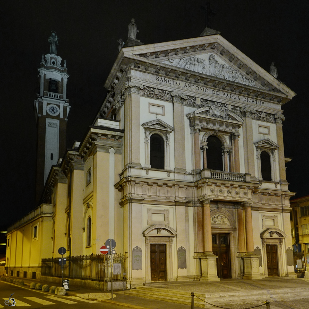 Die neobarocke Basilika St. Antonius von Padua (Basilica Santuario Sant'Antonio di Padova) wurde von 1902 bis 1904 erbaut. (Mailand, Juni 2014)