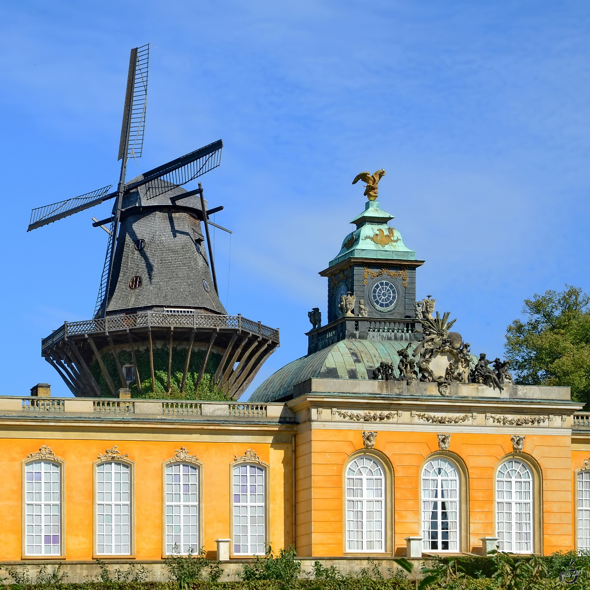 Die Neue Kammern, dahinter die Windmhle im Park Sanssouci. (Potsdam, September 2012)