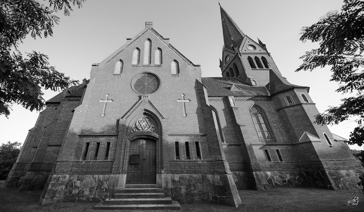 Die Neue Rempliner Kirche ist eine einschiffige Kreuzkirche auf einem Feldsteinsockel. (August 2014)