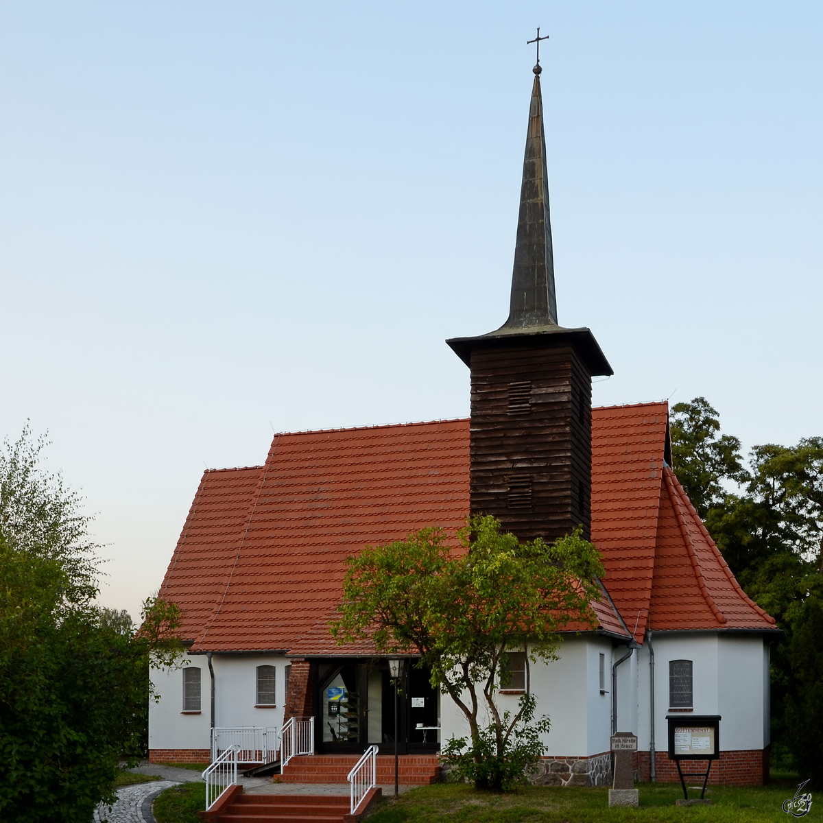 Die neue rmisch-katholische Kirche  Zum heiligen Kreuz  in Altentreptow wurde im Jahr 1928 erbaut. (August 2013)