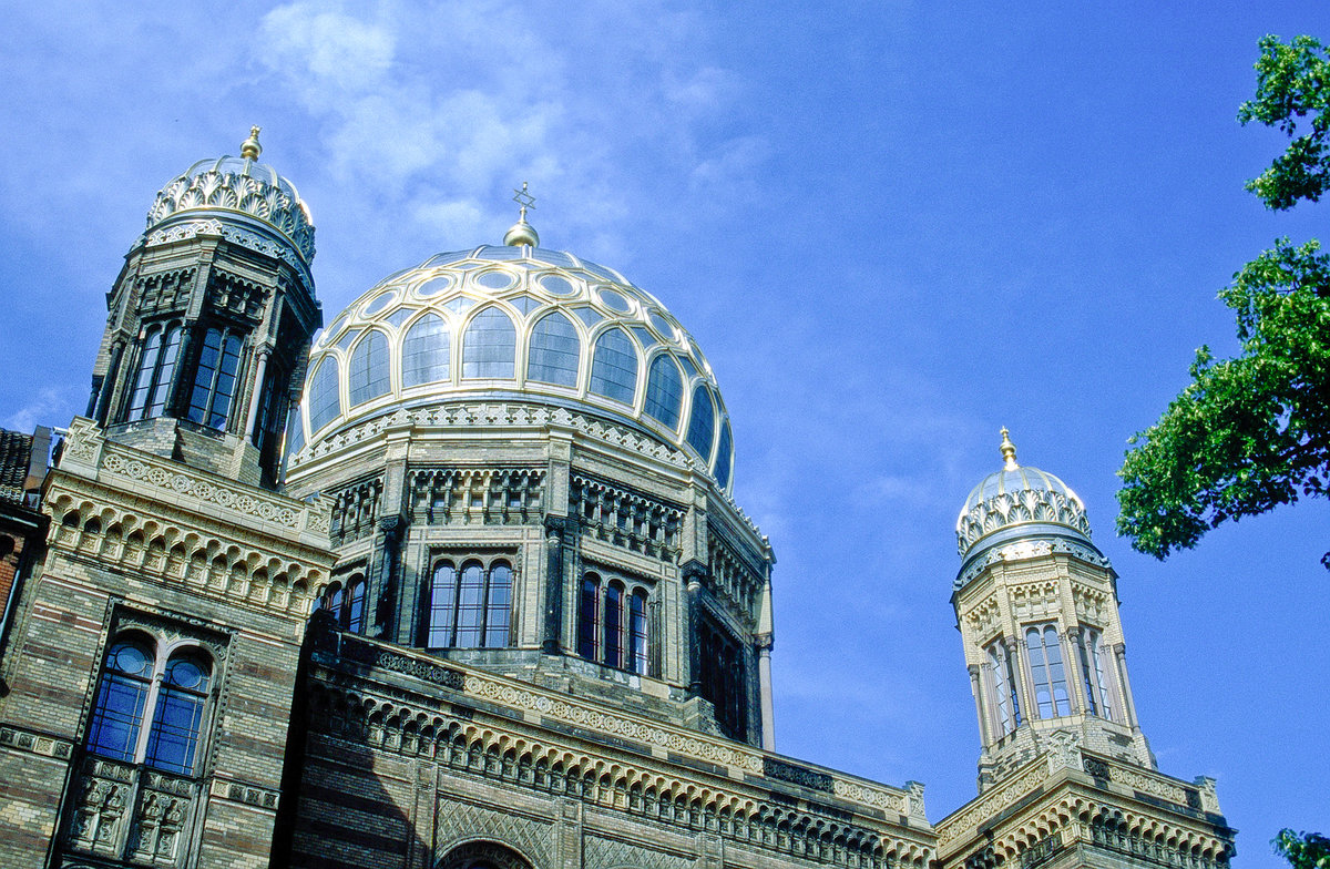 Die Neue Synagoge an Oranienburger Strae in Berlin. Bild vom Dia. Aufnahme: Juni 2001.