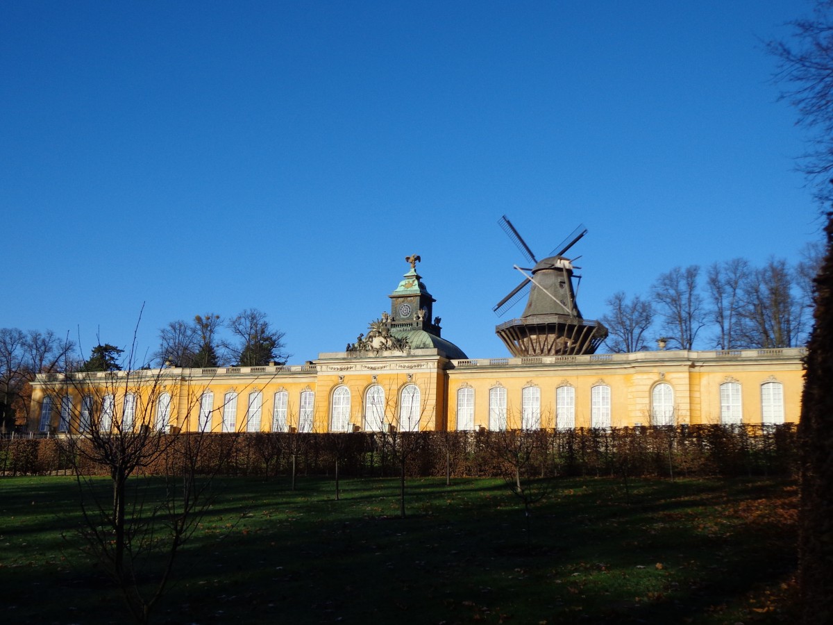 Die Neuen Kammern und die Historische Mhle im Potsdamer Park Sanssouci am 25.11.13