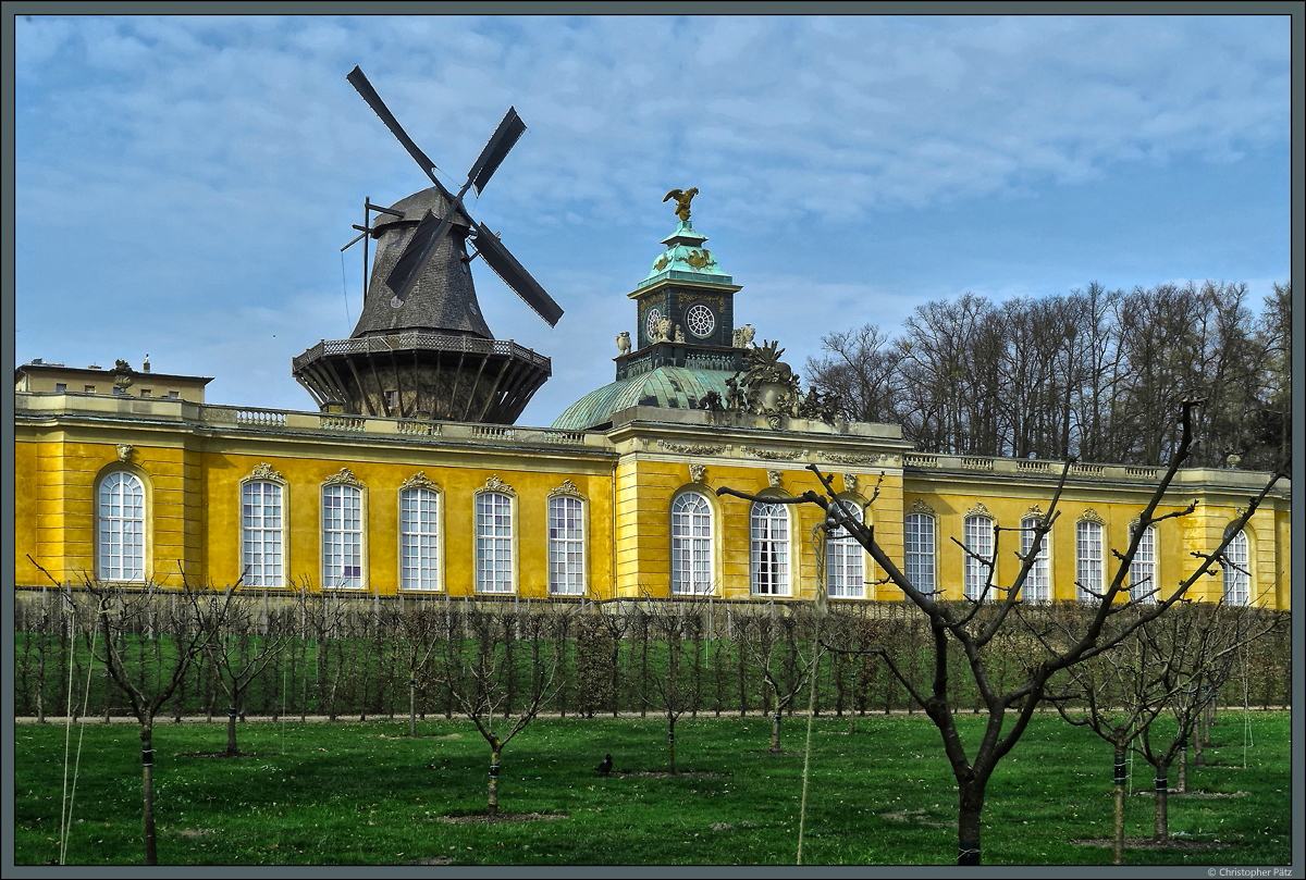 Die Neuen Kammern im Park Sanssouci wurden 1771 bis 1775 direkt neben dem Schloss Sanssouci errichtet. Dahinter befindet sich die wenige Jahre spter errichtete Hollnderwindmhle, die als Museum dient. (05.04.2016)