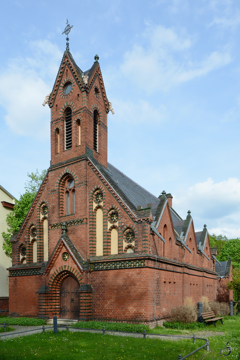 Die neugotische Backsteinkapelle von Klein Glienicke wurde am Reformationstag im Jahr 1881 eingeweiht. (Berlin, April 2018)