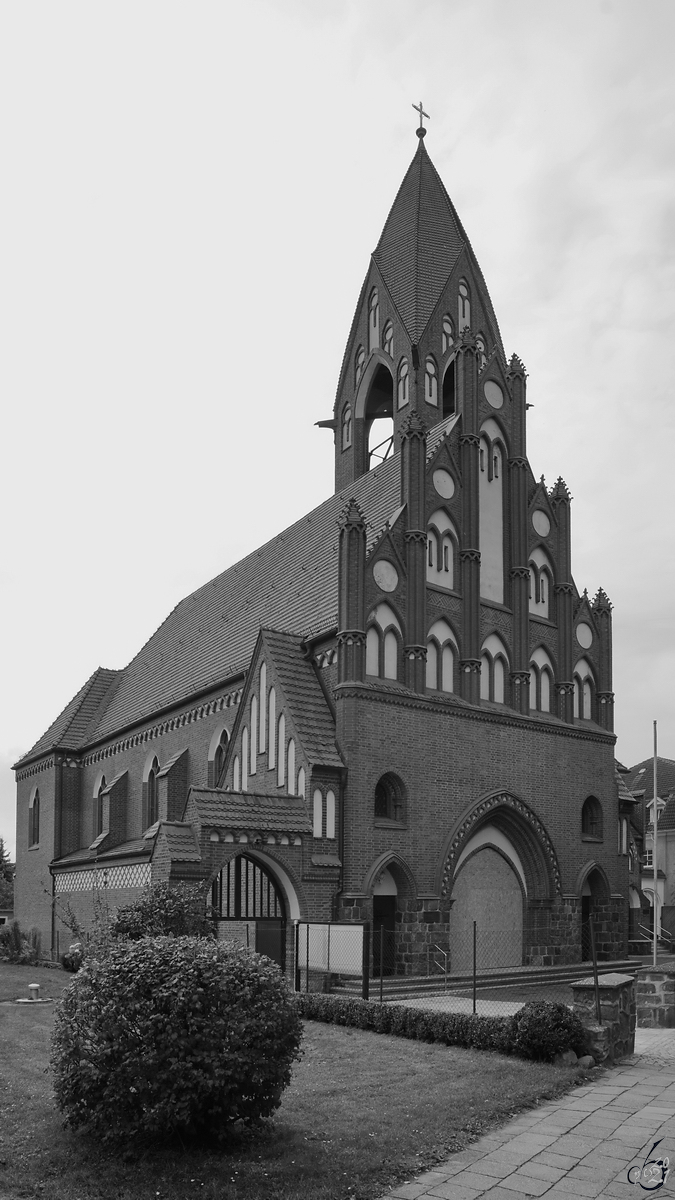 Die im neugotischen Stil erbaute katholische Kirche „Maria Rosenkranzknigin“ mit ihrem offenen Glockenstuhl habe ich Ende August 2014 in Demmin abgelichtet.