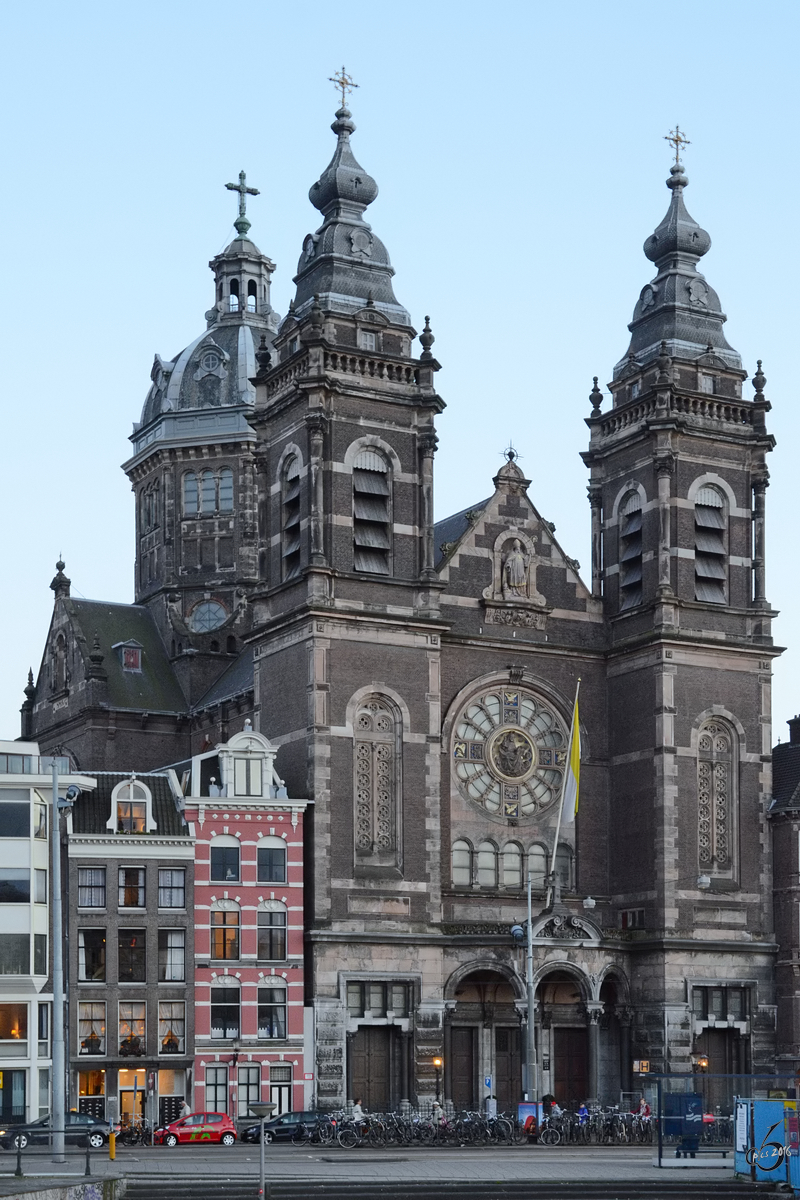 Die Nikolaibasilika ist eine rmisch-katholische Kirche im Zentrum von Amsterdam. (August 2012)
