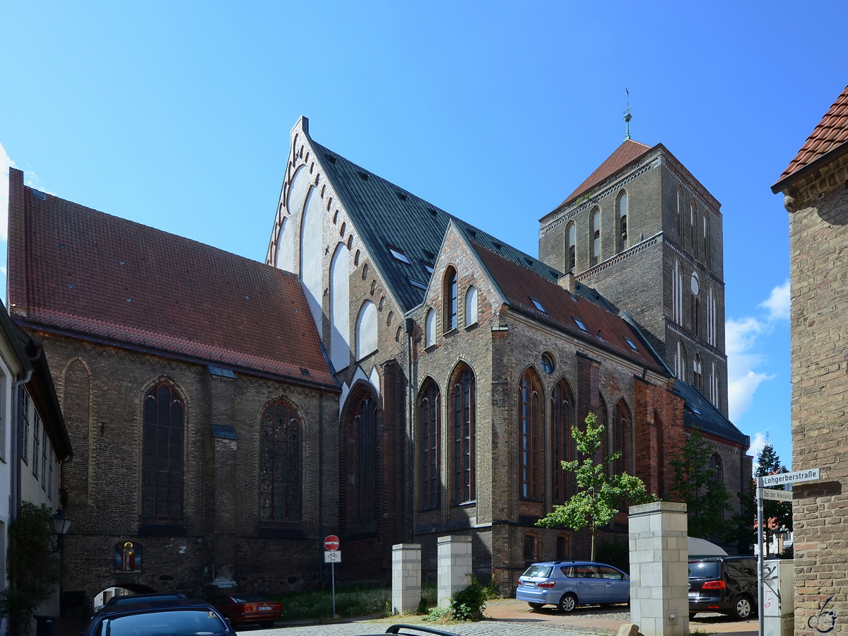 Die Nikolaikirche in Rostock wurde als Backsteinkirche auf einem Feldsteinsockel errichtet. (August 2013)
