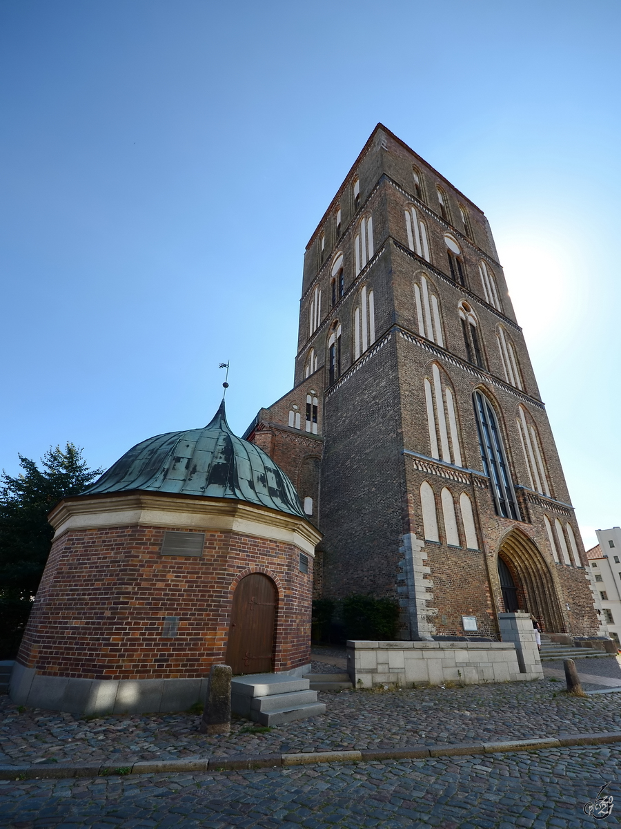 Die Nikolaikirche wurde ab 1230 erbaut und gilt damit als eine der ltesten noch erhaltenen Hallenkirchen im Ostseeraum. Im Vordergrund der Altstdter Wasserborn. (Rostock, August 2013)