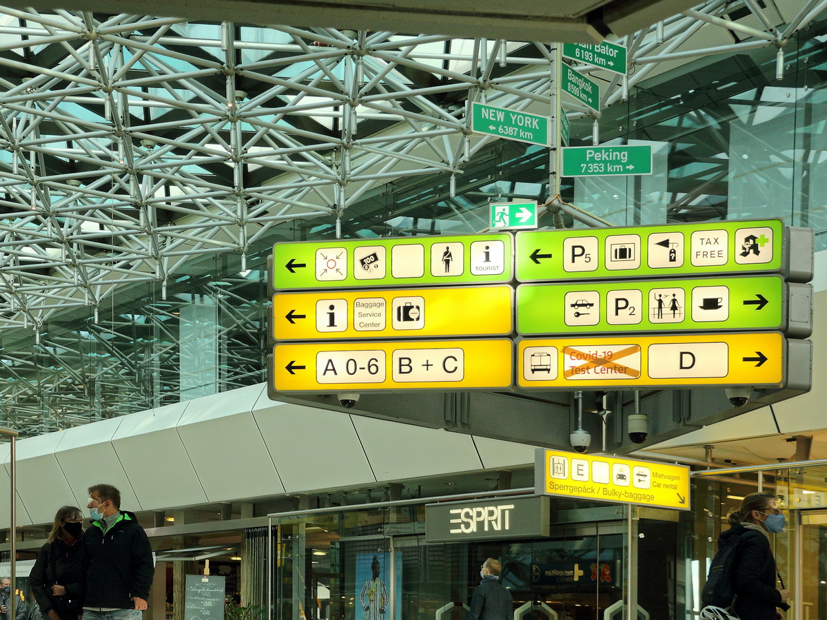 Die noch aktiven Hinweisschilder im Flughafen Tegel von Berlin am24. Oktober 2020.