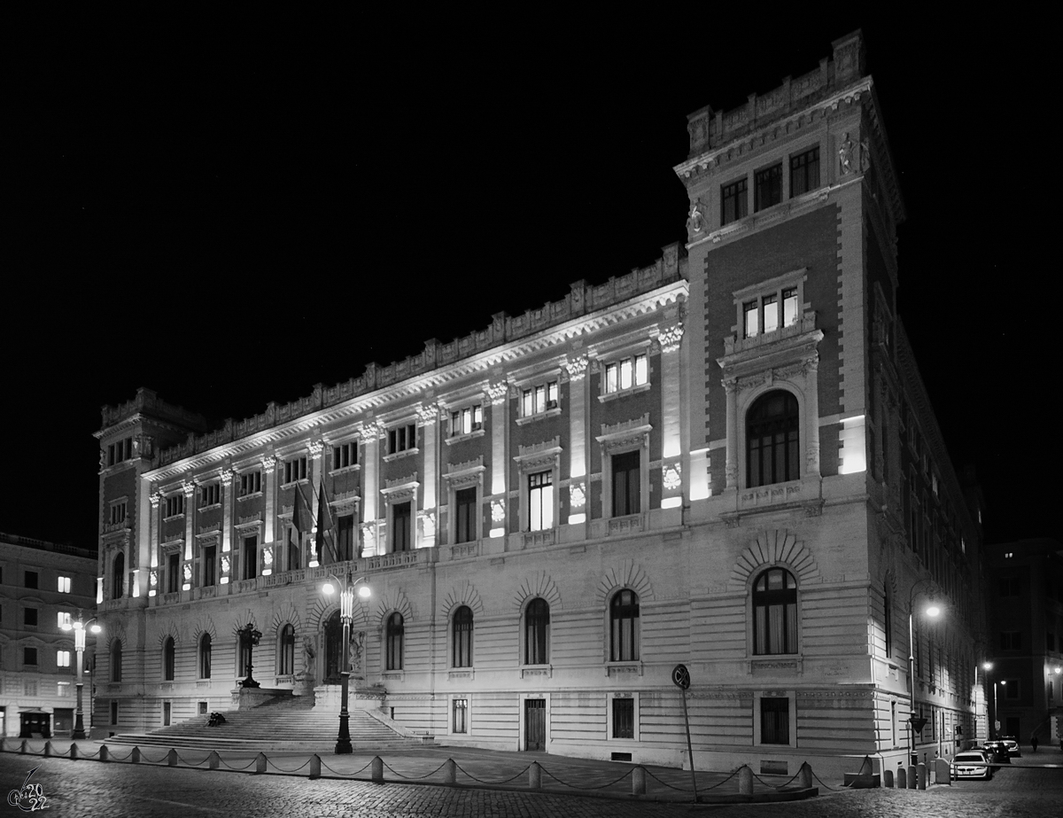 Die Nordfassade des Palazzo Montecitorio, dem Sitz der Abgeordnetenkammer des italienischen Parlaments. (Rom, Dezember 2015)