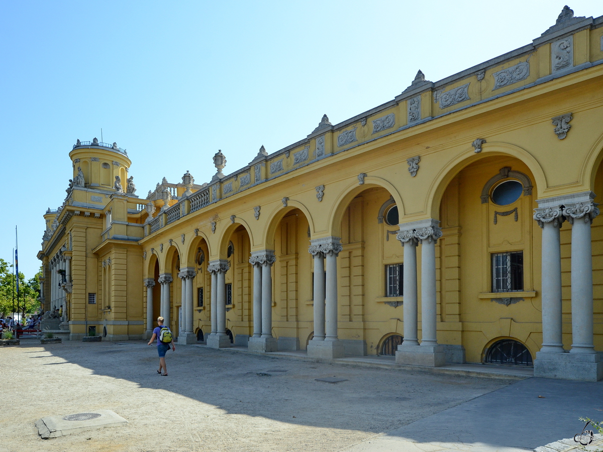 Die Nordfassade des Szchenyi-Heilbades, welches von 1909 bis 1913 erbaut wurde und in fnf Bder unterteilt ist. (Budapest, August 2013)