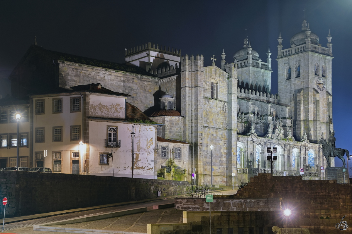 Die Nordfassade der Kathedrale von Porto (S do Porto). (Porto, Januar 2017)