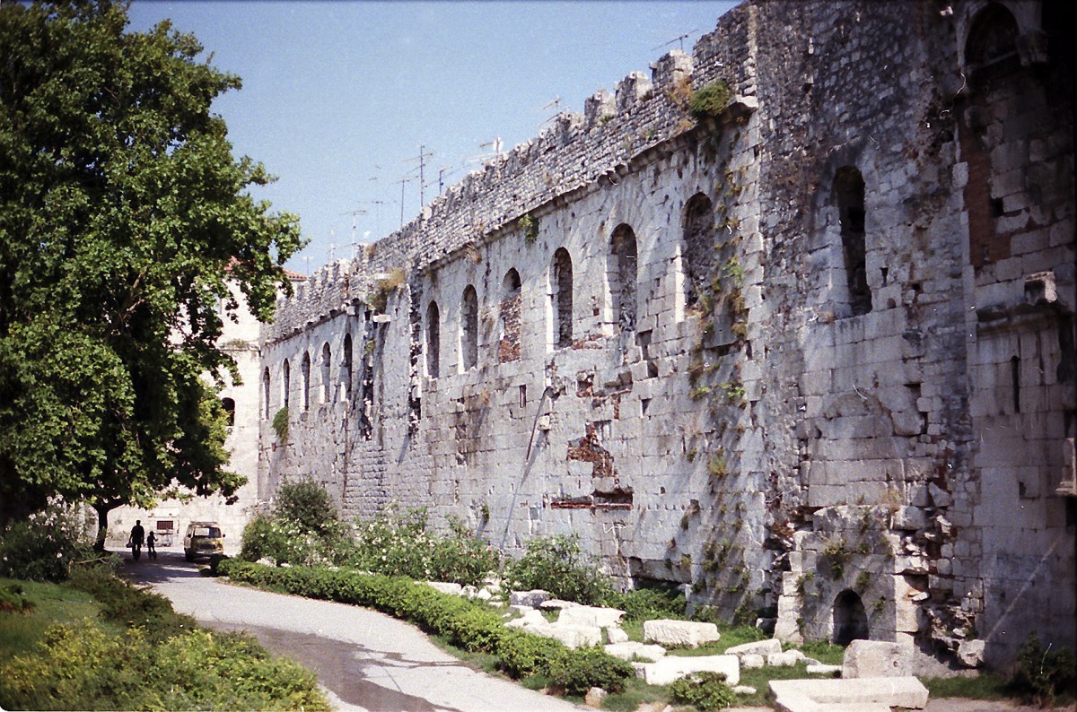 Die Nordmauer von Diokletianpalast in Split. Aufnahme: Juli 1984 (digitalisiertes Negativfoto).