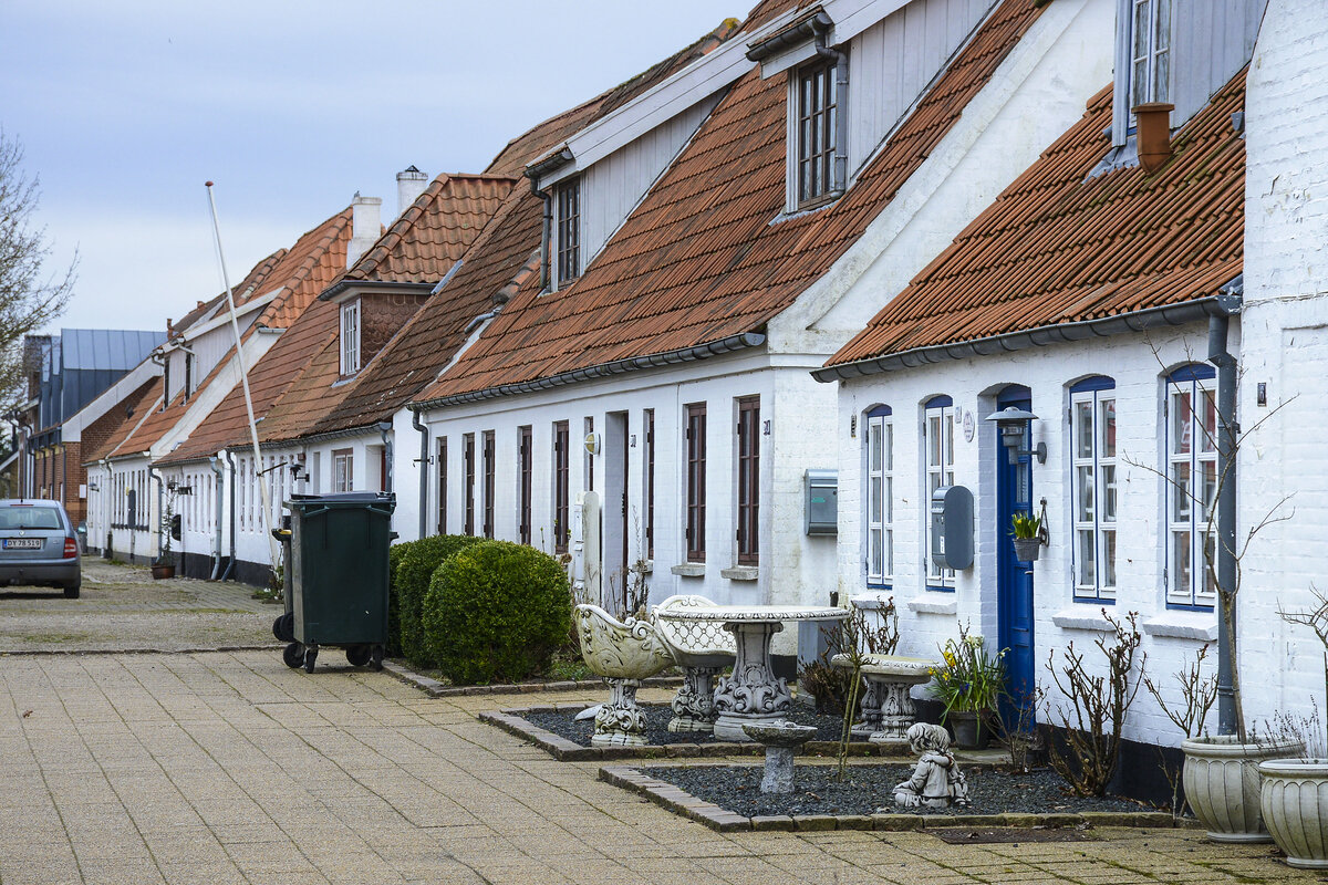 Die nordschleswigsche Kleinstadt Lgumkloster (dnisch Lgumkloster) ist bekannt fr seine kleinen wei gestrichenen Huser mit roten Ziegeldchern. Aufnahme: 18. Mrz 2024.