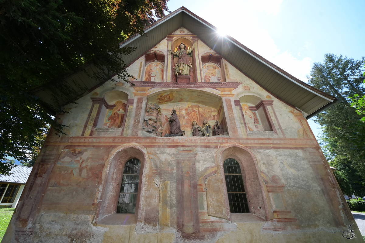 Die Nordseite die Seelenkapelle wurde mit Wandmalereien und Holzfiguren im Stile der Renaissance gestaltet. (Obersdorf, Juli 2017)