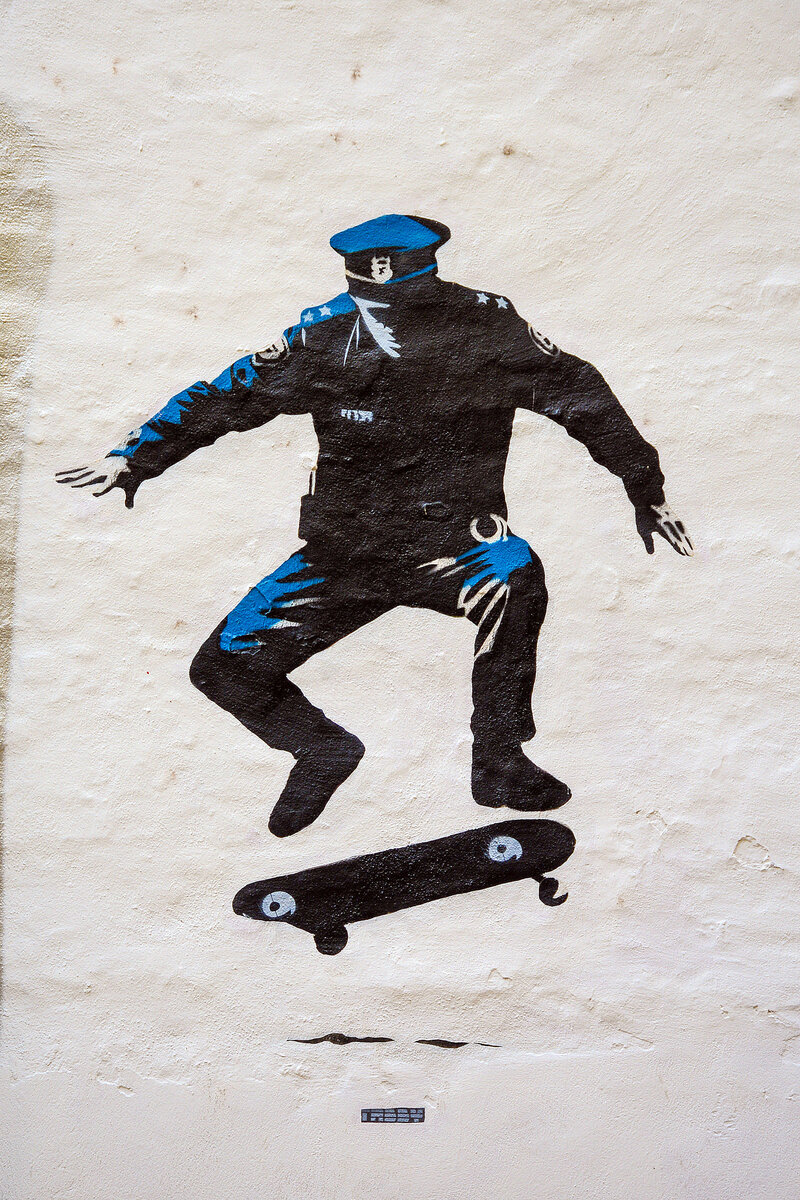 Die Nord:Syd Freiraumgalerie in Flensburg erstreckt sich �ber einen Gro�teil der Innenstadt. Hier ist das Bild �Skater Cop - Deck Duty� im Innenhof von Gro�e Stra�e 67-69 zu sehen. Aufnahme: 26. Juli 2026.