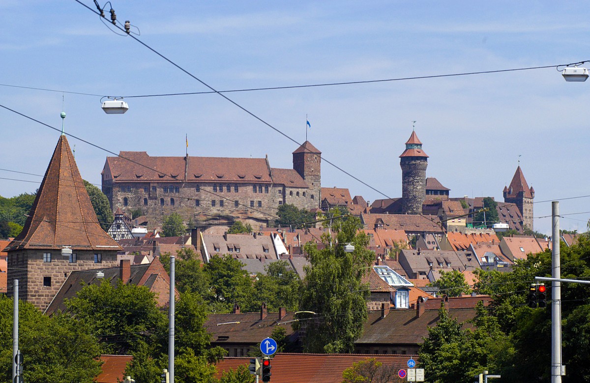 Die Nürnberger Altstadt mit der ehemaligen Reichsburg der römisch-deutschen Könige im Hintergrund. Aufnahme: Juli 2008.