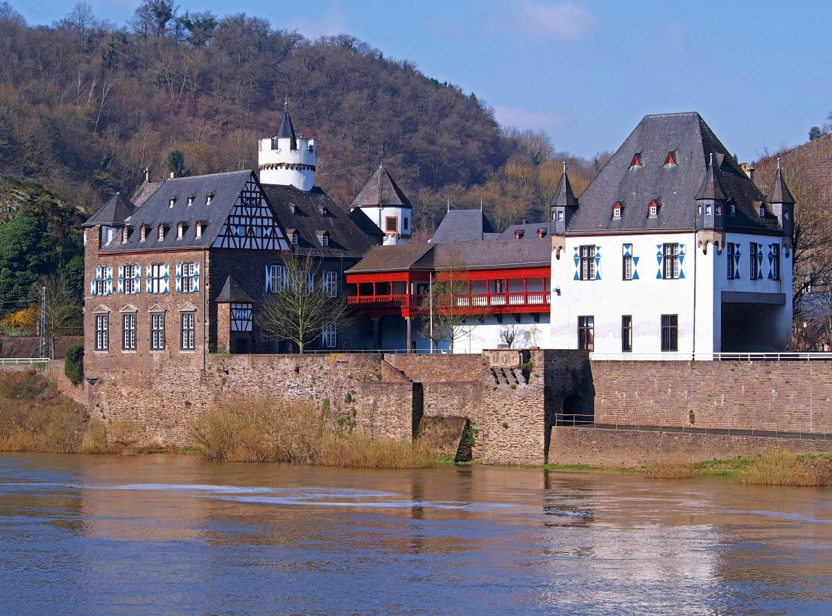 Die Oberburg in Gondorf an der Untermosel. Die im Kern mittelalterliche Burganlage, der Stammsitz des Adelsgeschlechtes von der Leyen, wurde nach 1560 unter dem Trierer Kurfrsten Johann VI. von der Leyen im Stile der Renaissance umgestaltet und erweitert. (5. April 2015) 