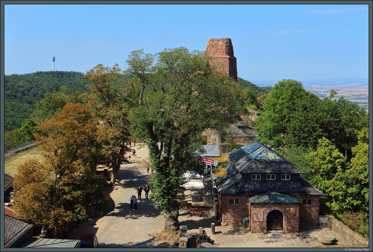 Die Oberburg der Reichsburg Kyffhausen wurde mit den Bauarbeiten fr das Kyffhuserdenkmal zu groen Teilen berbaut. Erhalten geblieben ist der neben Tor und Burgbrunnen auch der Barbarossaturm im Westen der Anlage. Im Vordergrund ist das Museumsgebude zu sehen. Links im Hintergrund ist der 1964 fertiggestellte Fernsehturm zu sehen. (Kyffhuser, 28.08.2022)