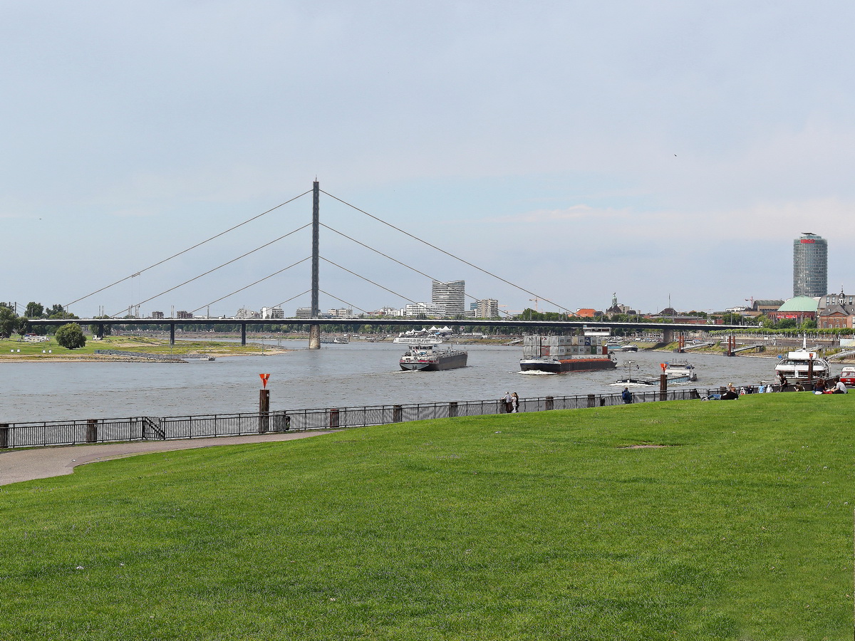 Die Oberkasseler Brücke in Düsseldorf gesehen vom Schlossufer am 27. Juli 2017.