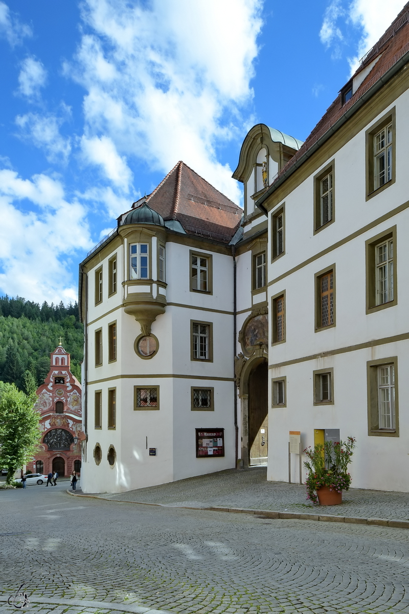 Die stliche Auenfassade des ehemaligen Benediktinerklosters St. Mang in Fssen. (Juli 2017)